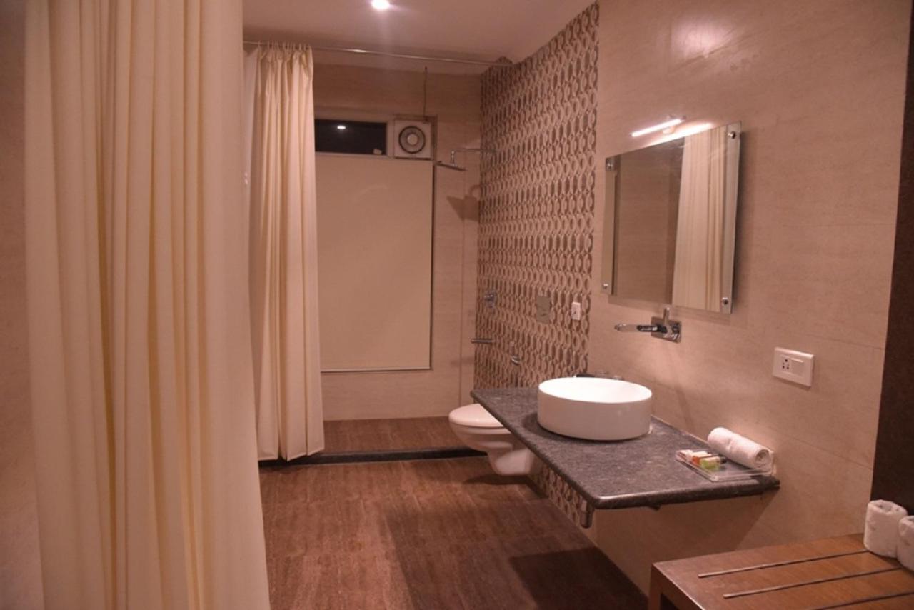 Hotel Krishna Palace, Ayodhya Ngoại thất bức ảnh