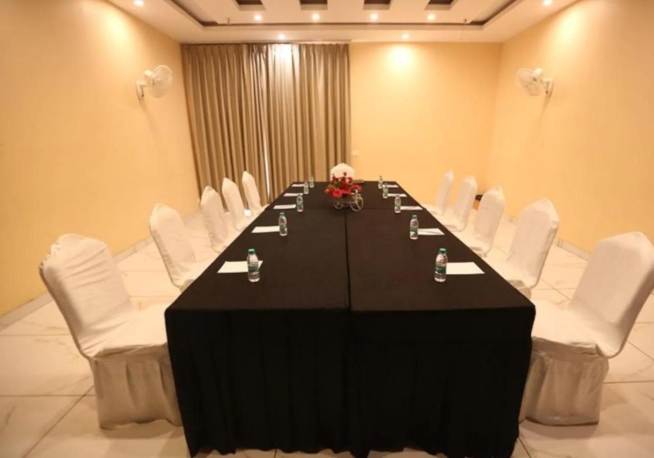 Hotel Krishna Palace, Ayodhya Ngoại thất bức ảnh